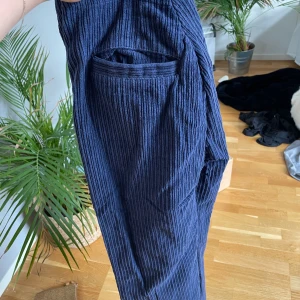 Mörkblå Manchesterbyxor - Jättefin passform från Mathilda Djerf x nelly
