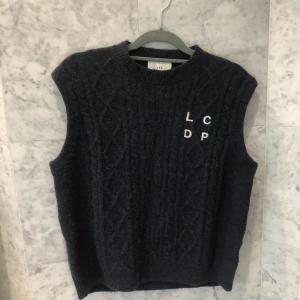 Les Les Coyotes de Paris stickad slipover  - Det här är en nästan helt oanvänd Les Coyotes de Paris stickad slipover, den är använd ungefär 3 gånger och är i helt nytt skick. Kvitto finns. 