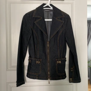 Jeansjacka - Säljer då den inte kommer till användning. Supercoola och i fint skick