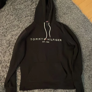 Tommy Hilfiger hoodie - Bra skick Storlek L men den är Lite liten i storlek så skulle säga M