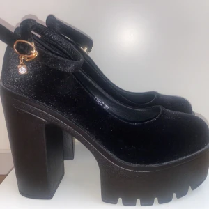 Svarta klackar - Jag säljer dom har använda klackar pågrund av att dom är inte min stil längre. Originals prisen är 346kr och dom är köpt från shein. Klackarna är lite förstörda och det kan man se på bild två =). För mer bilder smsa mig!!