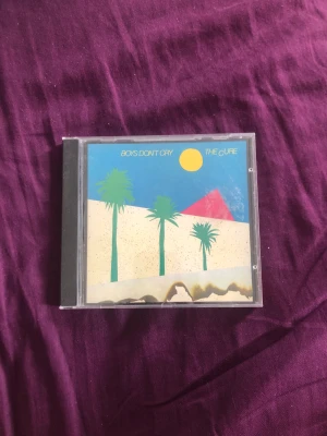 boys don’t cry - the cure cd 🫶 - fint skick, liten skada (leftover klister från prislapp, går dock att skrapa bort.  frakt ligger på 39kr, tryck inte på köp nu! betalning endast genom Swish i privat chatt. möts gärna upp i Östersund!