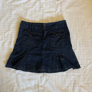 Jeanskjol  - Jättefin jeanskjol från only i storlek W28. Midja 78cm. Längd: 39cm. Frakt tillkommer 💞