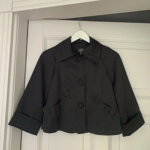 Jacka med rekvartsärmar - Sååå fin jacka med trekvartsärmar i svart silke 🖤 perfekt att ha både till jeans eller över en klänning i vår/sommar <33 Från mexx och i super fin kvalitet 