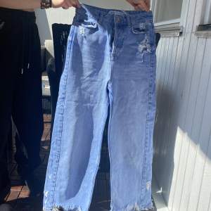 Ett par blåa baggy jeans som är perfekta inför sommaren. Några små hål på byxorna och slitet längst ner  ( modellen är så ) 