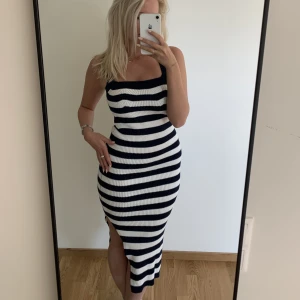 Klänning - Marinblå och vit randig klänning. HELT i nyskick. Så så fin sommarkbällng 💙🤍 
