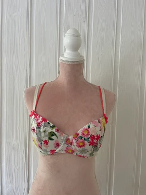 Hunkemöller BH - Superfin blommig BH från Hunkemöller! Inte använd särskild mycket & är i toppskick. Inga push up!
