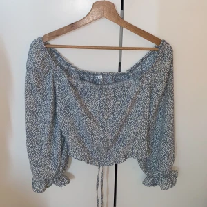 prickig blus  - aldrig användt 