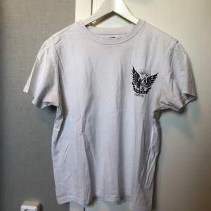 Vit Depalma T-shirt. Säljes då den inte passar längre. 