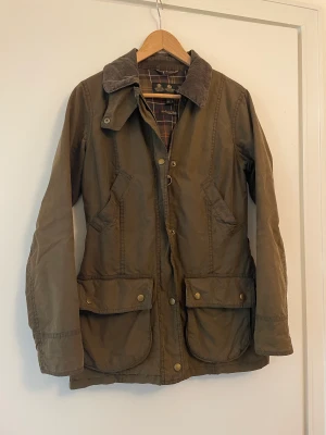 Barbour jacka - Slim fit vaxjacka från barbour. Storlek 36. I stort sett oanvänd. Nypris 3000kr. Kan gå ner i pris om jackan hämtas.