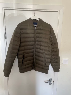 Lexington jacka - Lexington jacka köptes på väla för ungefär 4 år sedan. Köptes för 3499:- Säljs för 800:-