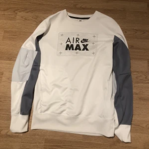 Nike airmax sweatshirt  - Fåtal använd Nike tröja Skick;9/10 Köpt för 900 Storlek S men passar mig som är 185 Skriv gärna vid frågor och fler bilder! 