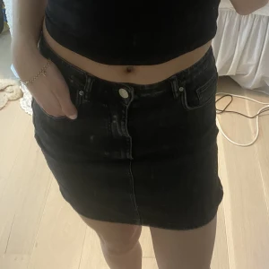 Jeans kjol - Svart jeans kjol i fin tvätt. Inte använd 💓