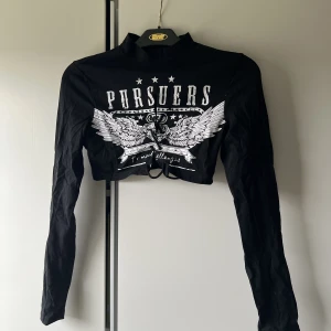 Tröja  - Jättecool croppad tröja från Shein. Säljer då den inte kommer till användning. Knytning på bröstet!💕