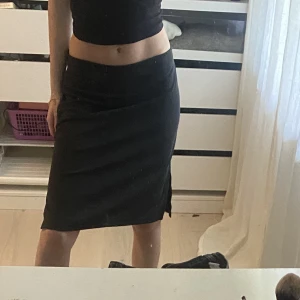 Kjol med slits - Svart lågmidjad kjol med slits på båda sidor, har även dragkedja på ena sidan 💓