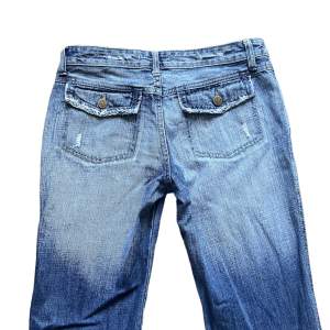 Läs min bio innan ni skriver 🙏💓 Lågmidjade jeans med snygga bakfickor! Midja: 83, Innerben: 83. De är för långa för mig som är 165 (passar upp till 175) och sitter bra på s/36. 