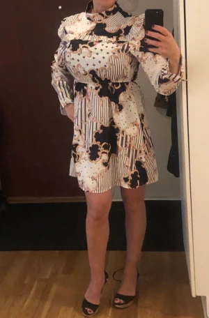  Ny snygg klänning  - Helt Ny klänning . Endast provad. Verkligen superfin. Kommer från SHEIN 