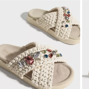 Skor - Storlek 39 men skulle säga de passar bättre till den som har 38 i storlek. Helt oanvända. Köpte för 2400 och säljer 1500