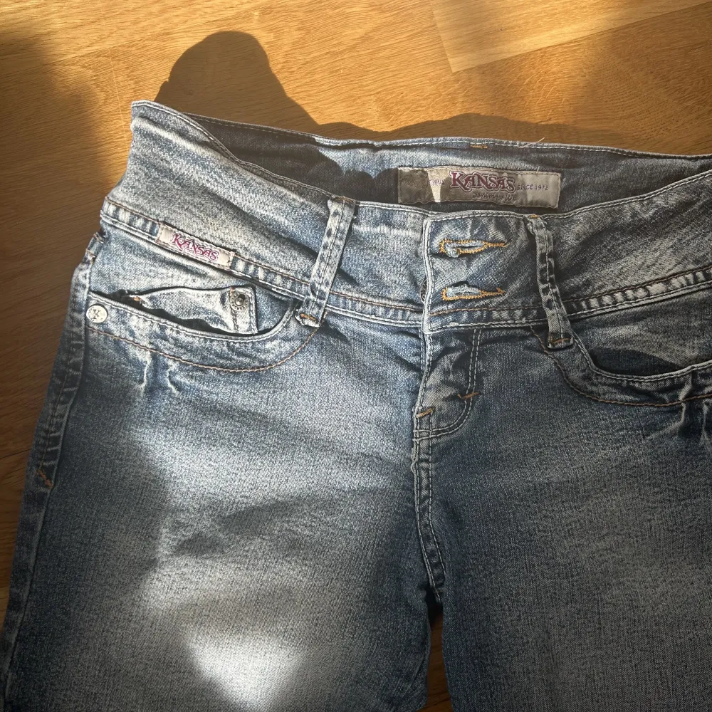 Lågmidjade jeans med coola fickor som är använda 2 gånger. Jag säljer för de inte kommer till användning 🤍 (står 28 i dem men de passar mig som bara kan använda 23/25!). Jeans & Byxor.