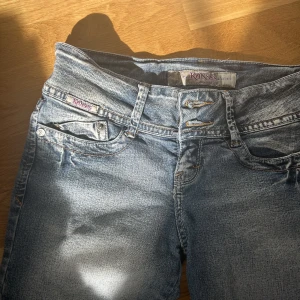 Lågmidjade jeans  - Lågmidjade jeans med coola fickor som är använda 2 gånger. Jag säljer för de inte kommer till användning 🤍 (står 28 i dem men de passar mig som bara kan använda 23/25!)