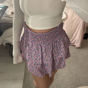 Blommig kjol - Blommig volangkjol från Vero Moda köpt förra sommaren, aldrig använd😊. Storlek M men liten i storleken så sitter som en S.