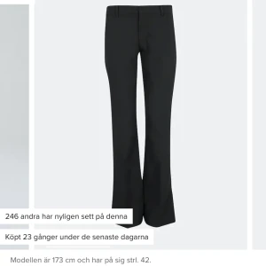 Lågmidjade Kostymbyxor - Säljer dessa jätte fina eftertraktade kostymbyxor som liknar dom från bikbok i modellen Vera. Inga defekter alls. Hör av er vid frågor eller någon annan fundering. Helt slutsålda på zaras hemsida och original pris är 399kr