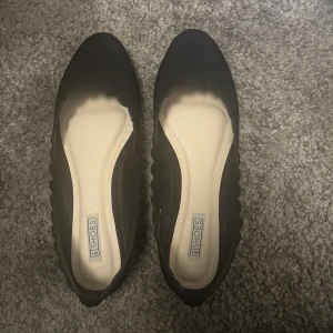 Ballerinaskor - Svarta ballerinaskor från Nellys egna märke. Skorna är aldrig använda. Skorna är något bredare i modellen.