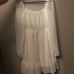 Studentklänning  - studentklänning, kommer ej ihåg var jag köpte den…aldrig använd 💕