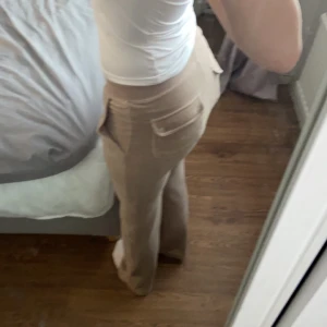 Juicy byxor - Säljer mina beiga juicy pågrund av att dem inte kommer till användning💗