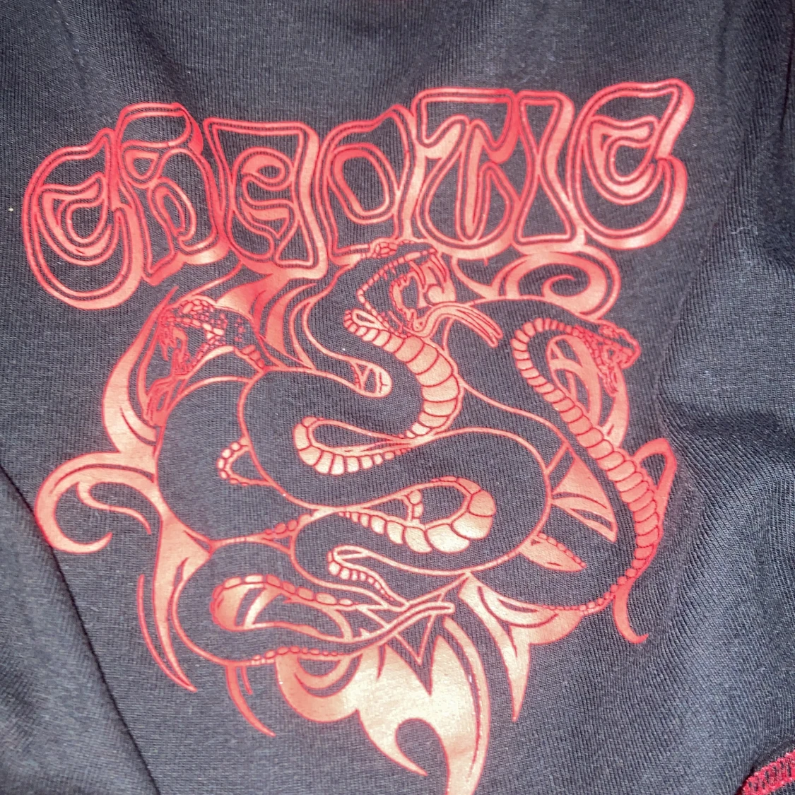 Svart med röda sömmar emo tröja  - 91