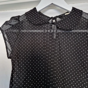 Topp - Prickig genomskinlig blus, strl okänd men skulle gissa xs/s