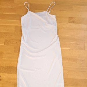 Ny maxiklänning - Säljer ny/oanvänd klänning från H&M i storlek XS. Stretchigt material. Pris 100kr + frakt. Betalning sker via SWISH och jag skickar enbart med posten. Referenser finns från mina tidigare köpare. Skicka PM vid intresse :)