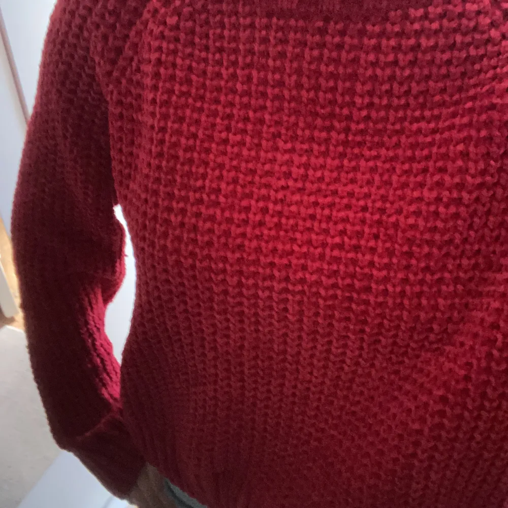 En röd stickad tröja i storlek M men passar mig som i vanliga fall har xs/s🤍 . Tröjor & Koftor.