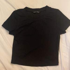 En somrig t-shirt från shein, den är i storlek s, säljer den pga den är lite liten för mig💞