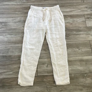Linnebyxor  - Linnebyxor från ZARA i NYSKICK. Size S 38