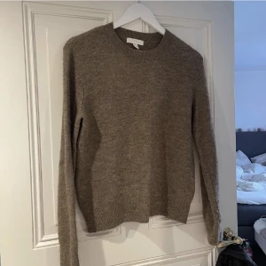 Stickad tröja - Säljer en brun stickad tröja från HM, använd typ två gånger☺️ Storlek S 120kr+frakt 