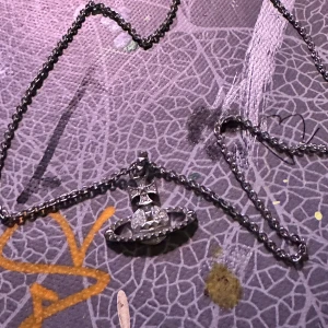 Vivienne Westwood halsband - Vivienne W halsband, eftertraktad modell 