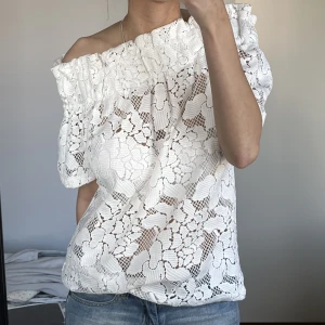 Topp - Säljer denna så fina somriga toppen med spets 💕💕