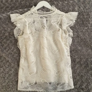 Sommarblus - Vit sommarblus från h&m men finns inte kvar då den är köpt för fler år sedan. Har ett linne under, men man skulle kunna klippa bort linnet om man vill ha en spets bh under eller så❤️