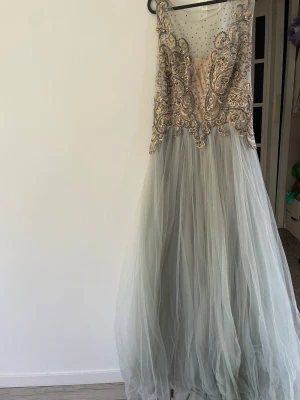 Balkläning  - Vill sälja min kläning använd ett par gången 