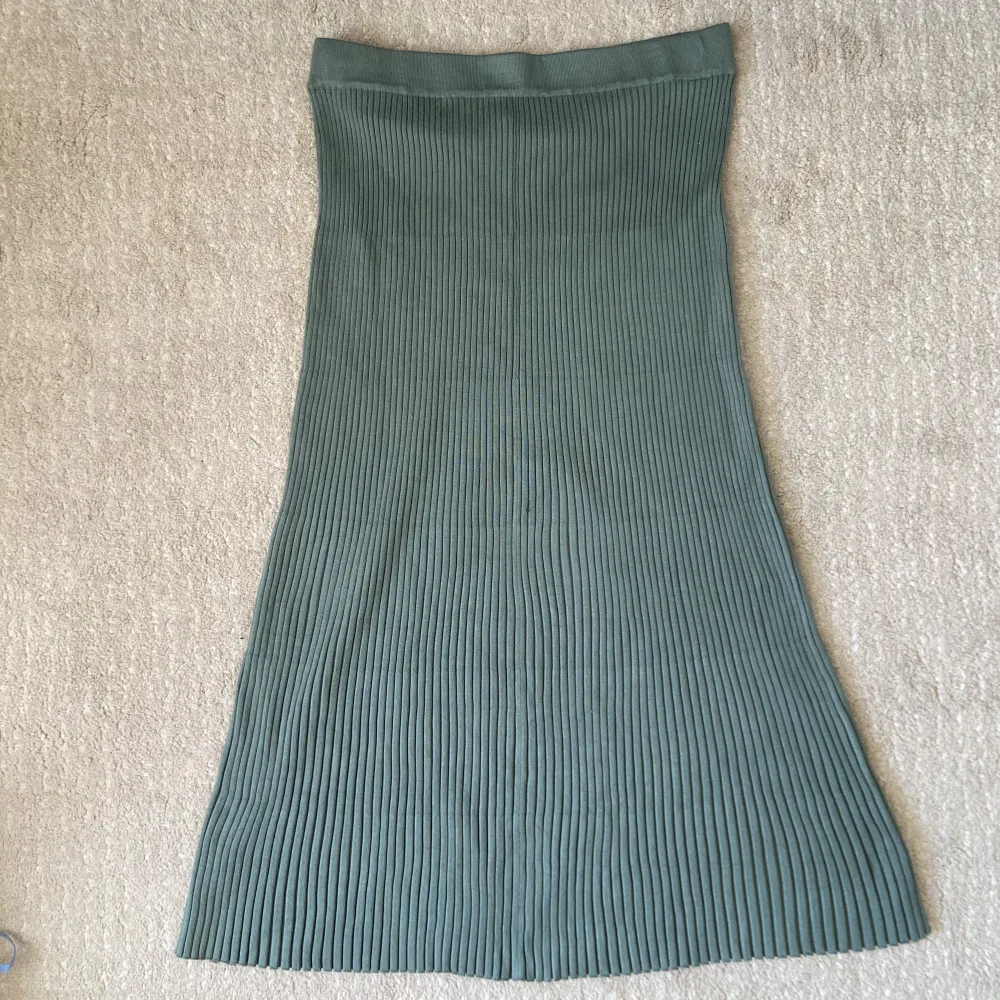 Stickad grön kjol i ribbat material från Lindex. Stretchig och jätteskön. Mycket sparsamt använd. Strl M 💚💚💚💚. Kjolar.
