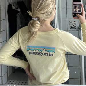 Ljusgula patagonia tröja med tryck på ryggen 💛