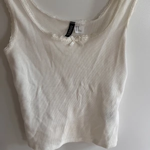 Ribbad linne från hm - Ett ribbad vitt linne från hm i storlek Xs!🤍