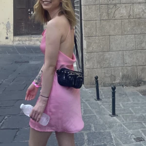 Klänning - Använt endast en gång, öppen i ryggen 