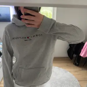 Säljer en grå Tommy hilfiger hoodie i storlek 176