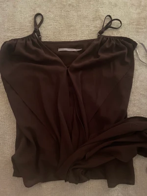 Topp - En topp som man kan knyta på olika sett  100kr + frakt