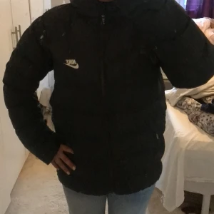 Nike dunjacka  - Säljer min Nike dunjacka som jag inte använt så mycket då den är alldeles för stor för mig. Storlek 158-170cm. Funkar för killar och tjejer.