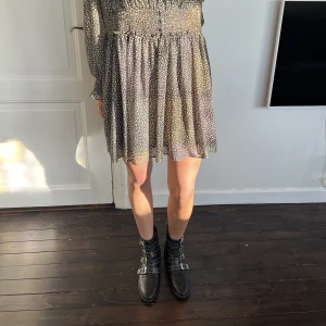 Zara klänning - Tunn zara klänning. Stl L och har inte kommit t anv pga av det. Passar S-L lite beroende på hur man vill ha passformen😊🤍☀️