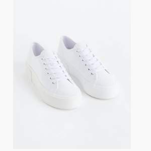 Vita basic skor som är perfekta nu till sommaren tex skolavslutningen eller studenten 🫶🏼 Köpta från Zara storlek 39. Säljer då de var för små för mig men annars jättesköna!🌸