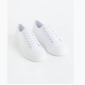 Skor - Vita basic skor som är perfekta nu till sommaren tex skolavslutningen eller studenten 🫶🏼 Köpta från Zara storlek 39. Säljer då de var för små för mig men annars jättesköna!🌸